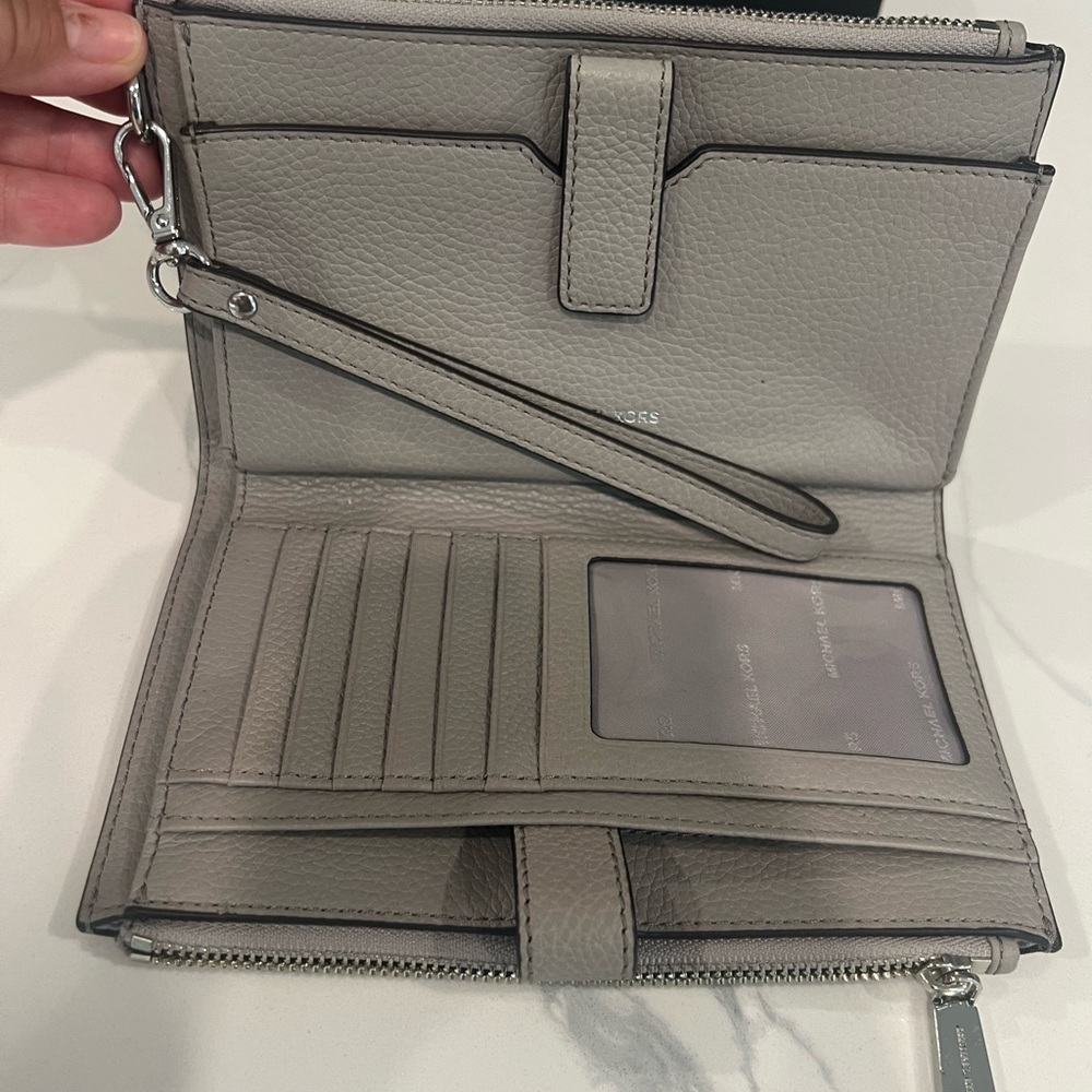 Cute. Michael Kors WRISTLET. - Picture 3 of 12